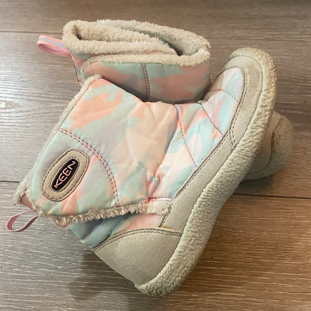 Keen Kids Sz 10 Girls Winter Snow Boots Insulated Thermal Faux Fur Camo Rainbow